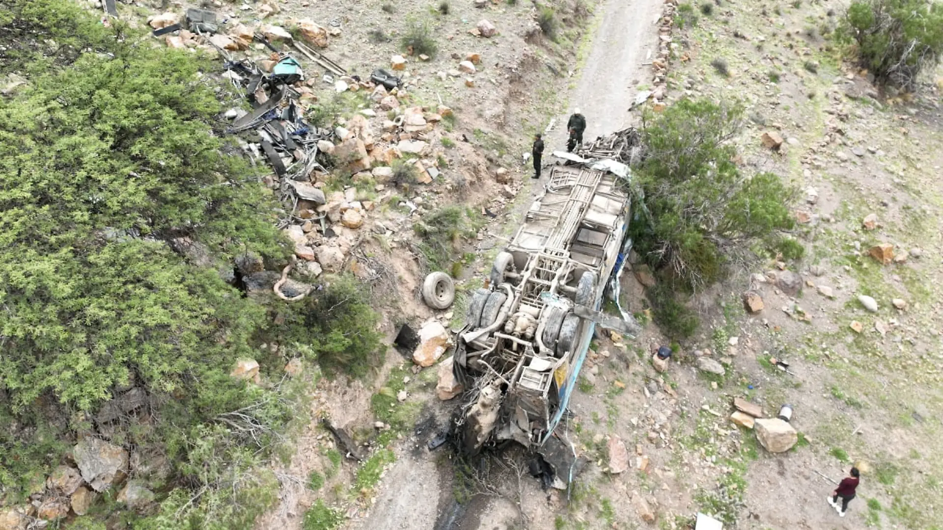 Der Bus stürzte 800 Meter in eine Schlucht. 28 Menschen starben in dem Wrack.