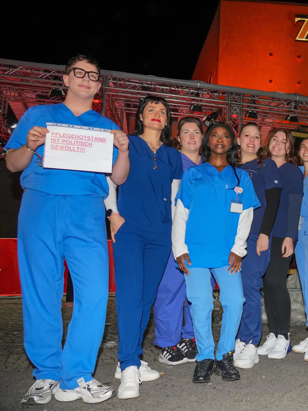 Pflegekräfte aus verschiedenen Krankenhäusern der Stadt demonstrieren am Rande der Premiere des Films „Heldin” vor dem Zoopalaste mit einem Schild „Pflegenotstand ist politisch gewollt!!!”.