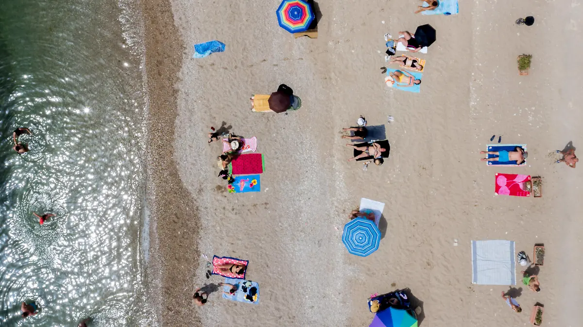  Momentaufnahme vom Strand von Glyfada bei Athen Griechenland / Attika. Hunderte von organisierten Stränden sollen am Samstag für die Öffentlichkeit zugänglich sein, aber aufgrund der Coronavirus-Pandemie unter den Vorhersagen einer Rekordhitzewelle strengen Gesundheits- und Sicherheitsrichtlinien unterliegen. Kontrollen sollen durchgeführt werden, um sicherzustellen, dass soziale Distanzierungs- und Gesundheitsrichtlinien eingehalten werden. Strand von Glyfada *** Snapshot of Glyfada beach near Athens Greece Attica Hundreds of organized beaches are scheduled to be open to the public on Saturday, but due to the coronavirus pandemic predicted to cause a record heat wave, strict health and safety guidelines will be enforced to ensure that social distance and health guidelines are followed Glyfada beach PUBLICATIONxNOTxINxGRE ANE5080518