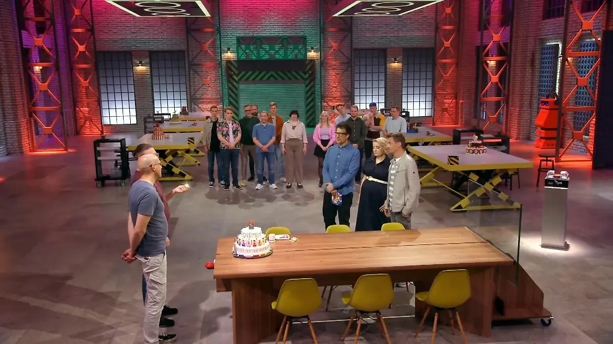 Die Jury begutachtet die spektakulären Torten Großer Showdown