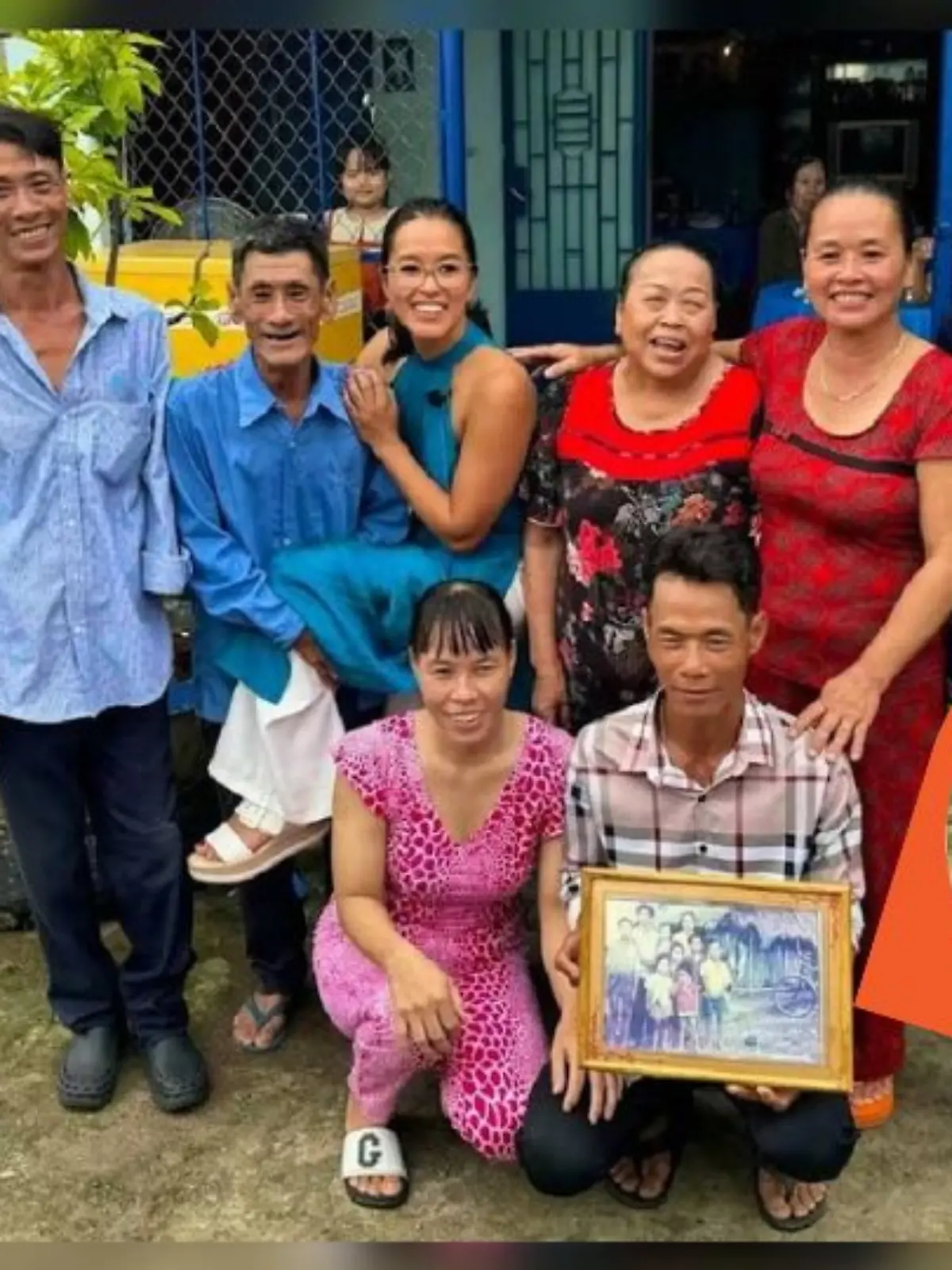Mit einem alten Familienfoto findet Kim Hoa Gouguet ihre leibliche Familie wieder.