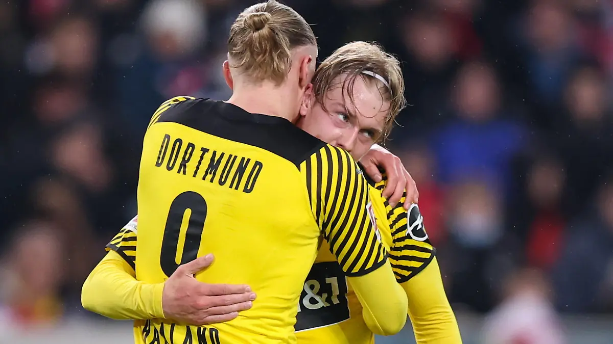 Fußball, Bundesliga, VfB Stuttgart - Borussia Dortmund, 29. Spieltag in der Mercedes-Benz-Arena. Dortmunds Julian Brandt (r) bejubelt sein Tor zum 0:2 mit Erling Haaland. WICHTIGER HINWEIS: Gemäß den Vorgaben der DFL Deutsche Fußball Liga bzw. des DFB Deutscher Fußball-Bund ist es untersagt, in dem Stadion und/oder vom Spiel angefertigte Fotoaufnahmen in Form von Sequenzbildern und/oder videoähnlichen Fotostrecken zu verwerten bzw. verwerten zu lassen.