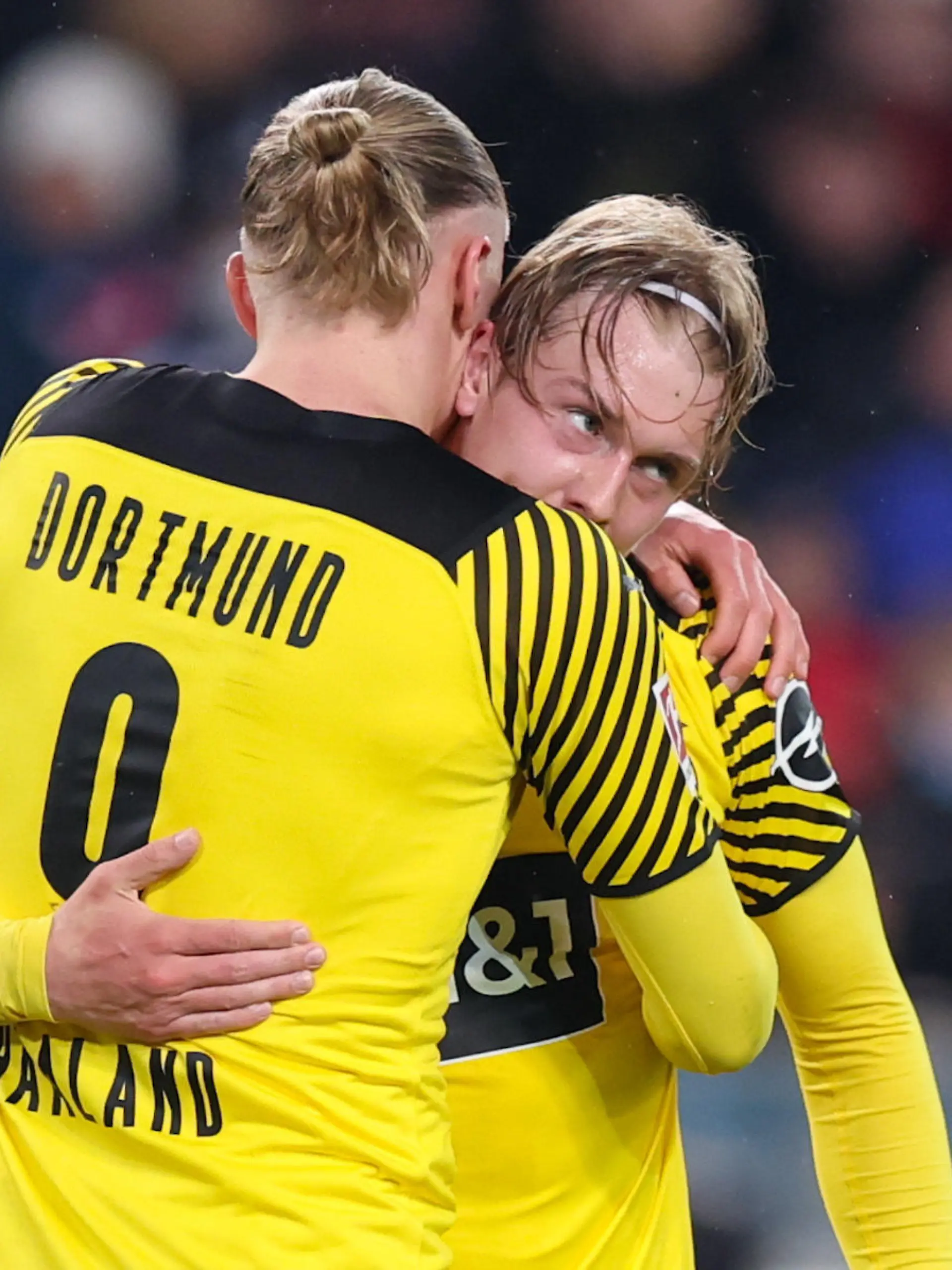 Fußball, Bundesliga, VfB Stuttgart - Borussia Dortmund, 29. Spieltag in der Mercedes-Benz-Arena. Dortmunds Julian Brandt (r) bejubelt sein Tor zum 0:2 mit Erling Haaland. WICHTIGER HINWEIS: Gemäß den Vorgaben der DFL Deutsche Fußball Liga bzw. des DFB Deutscher Fußball-Bund ist es untersagt, in dem Stadion und/oder vom Spiel angefertigte Fotoaufnahmen in Form von Sequenzbildern und/oder videoähnlichen Fotostrecken zu verwerten bzw. verwerten zu lassen.
