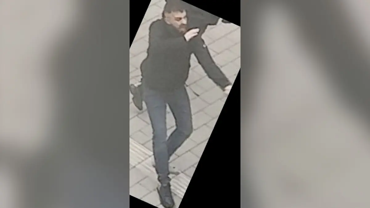 Mitten am Tag gehen mehrere Männer in Herten aufeinander los: Die Polizei sucht nun konkret diesen Mann.