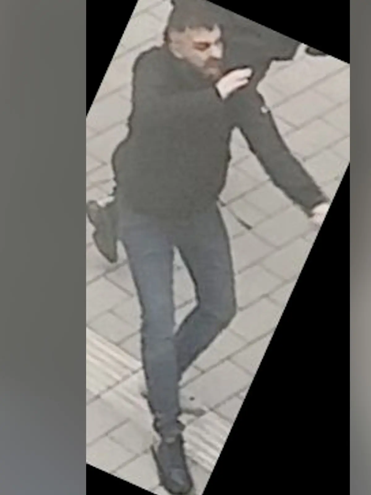 Mitten am Tag gehen mehrere Männer in Herten aufeinander los: Die Polizei sucht nun konkret diesen Mann.