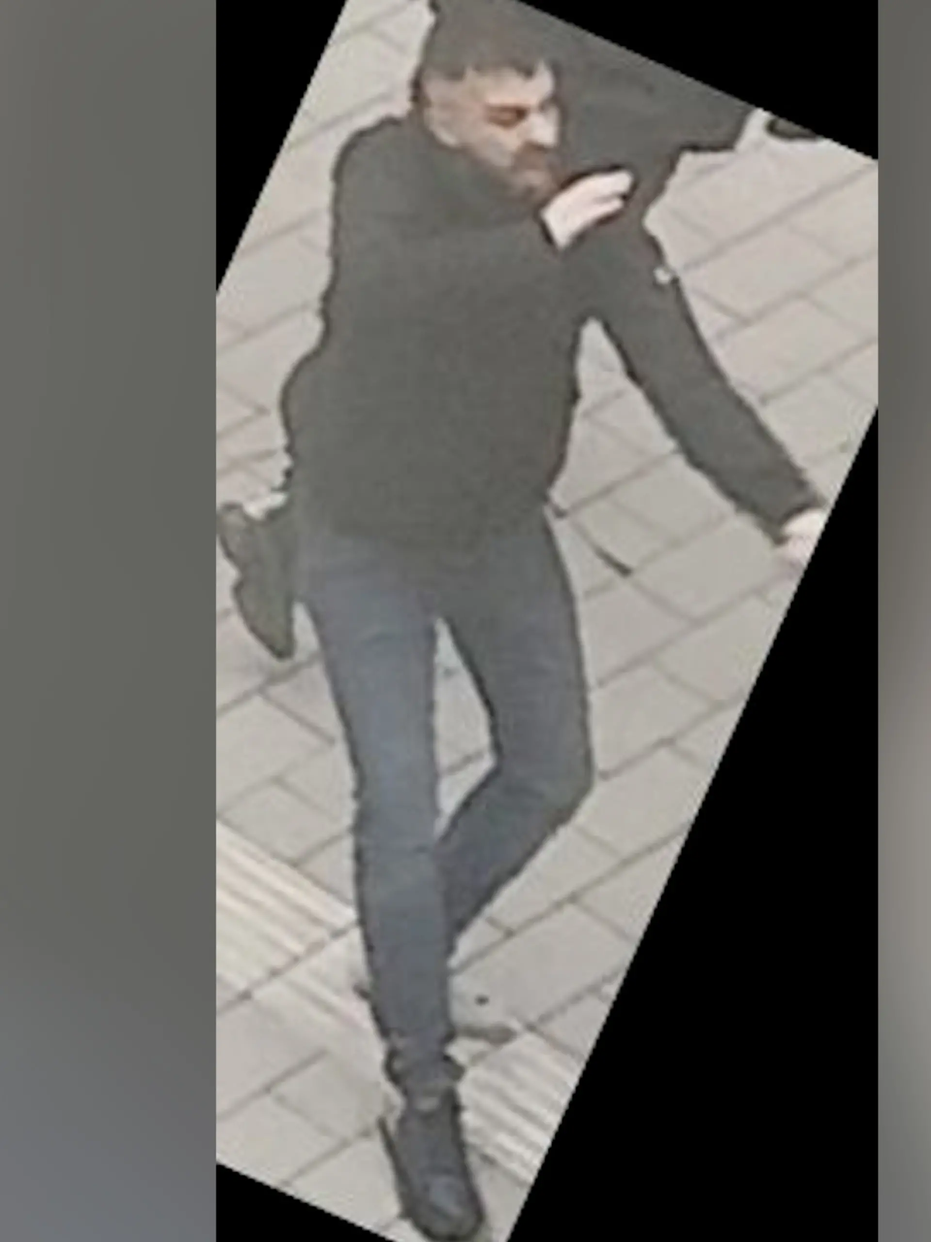Mitten am Tag gehen mehrere Männer in Herten aufeinander los: Die Polizei sucht nun konkret diesen Mann.