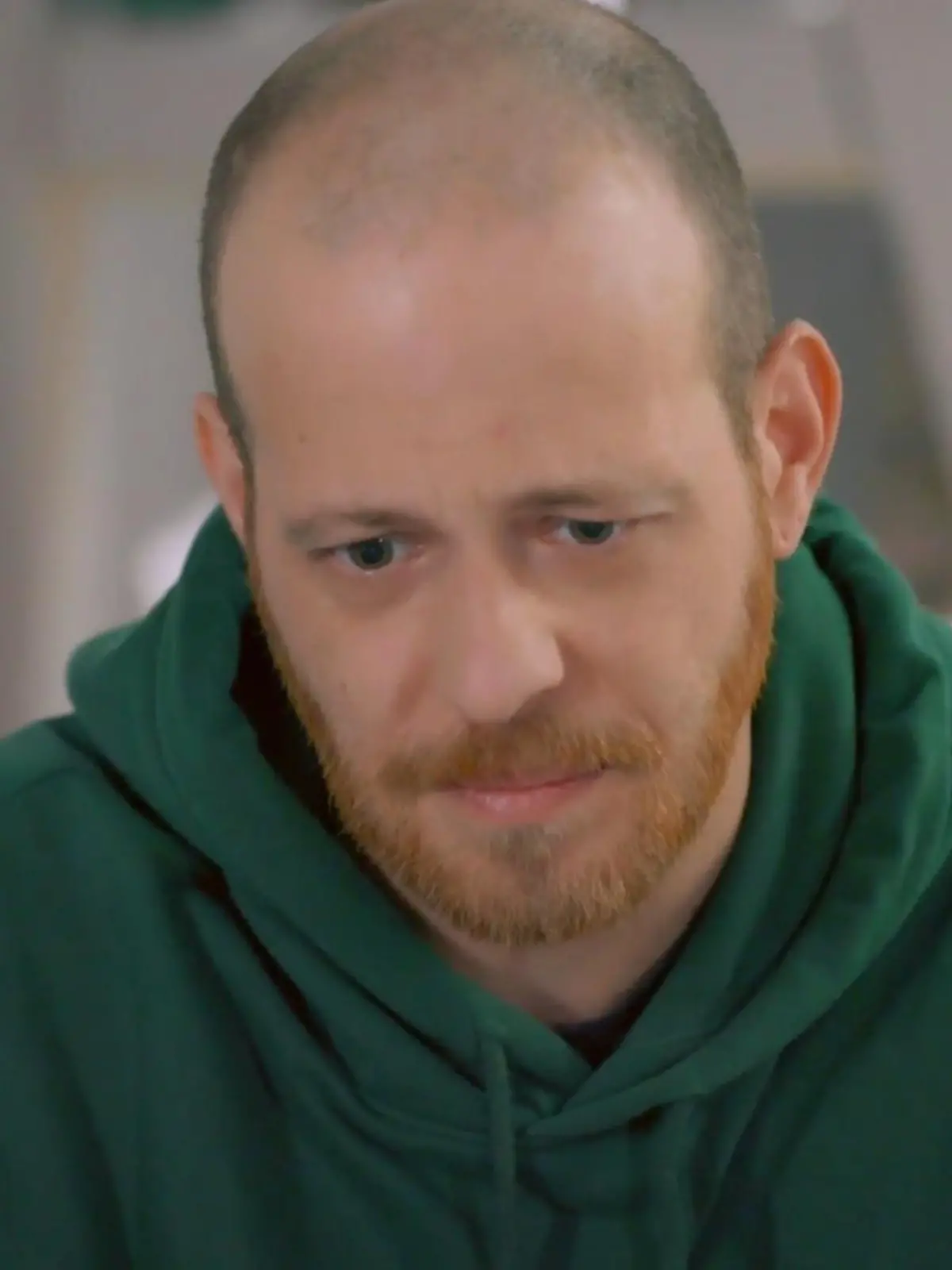 Unter uns: Tobias entdeckt ein neues Video von Vivien