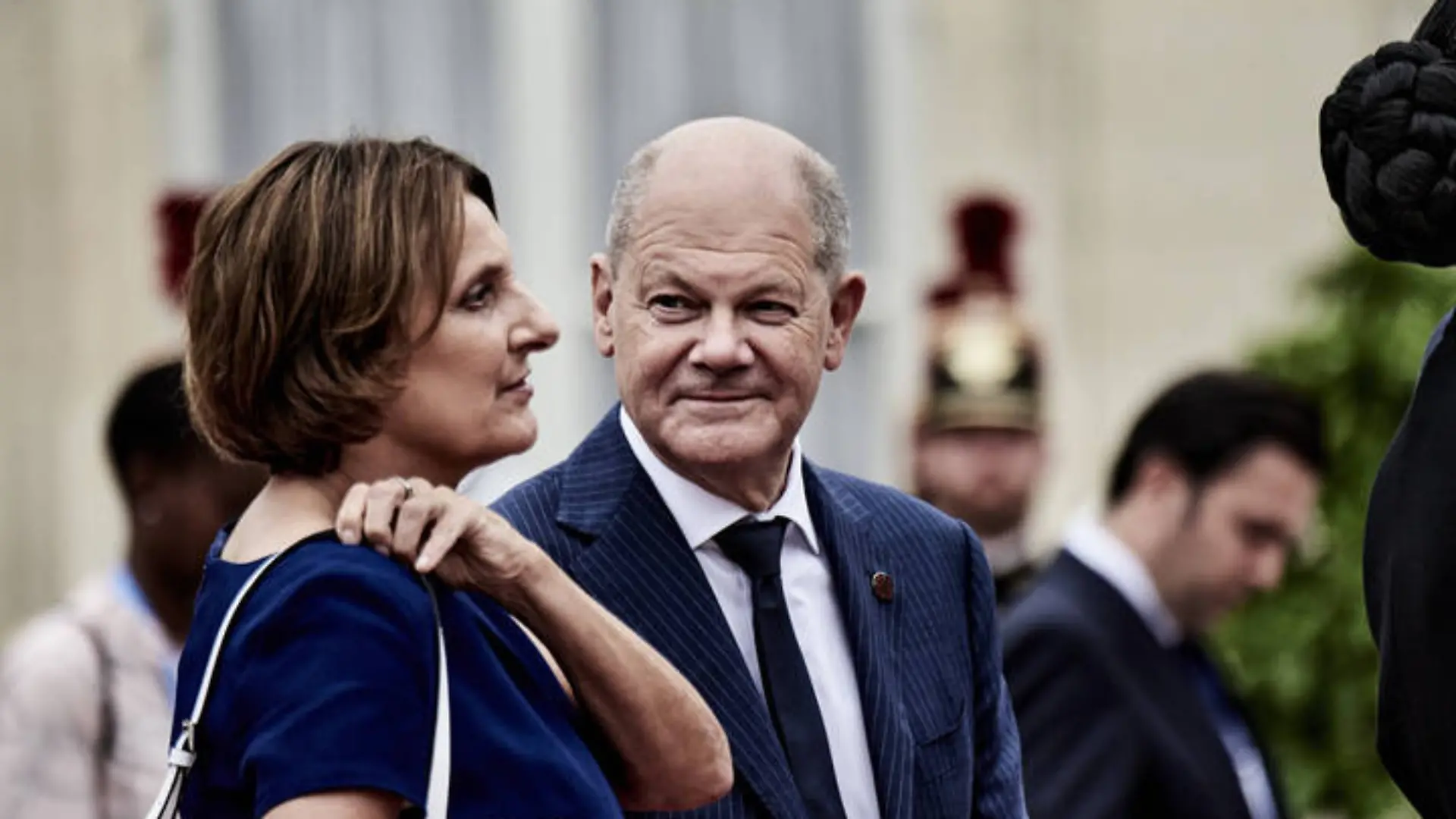 Der Kanzler ist auch nach vielen Jahren noch sehr in seine Britta verliebt.