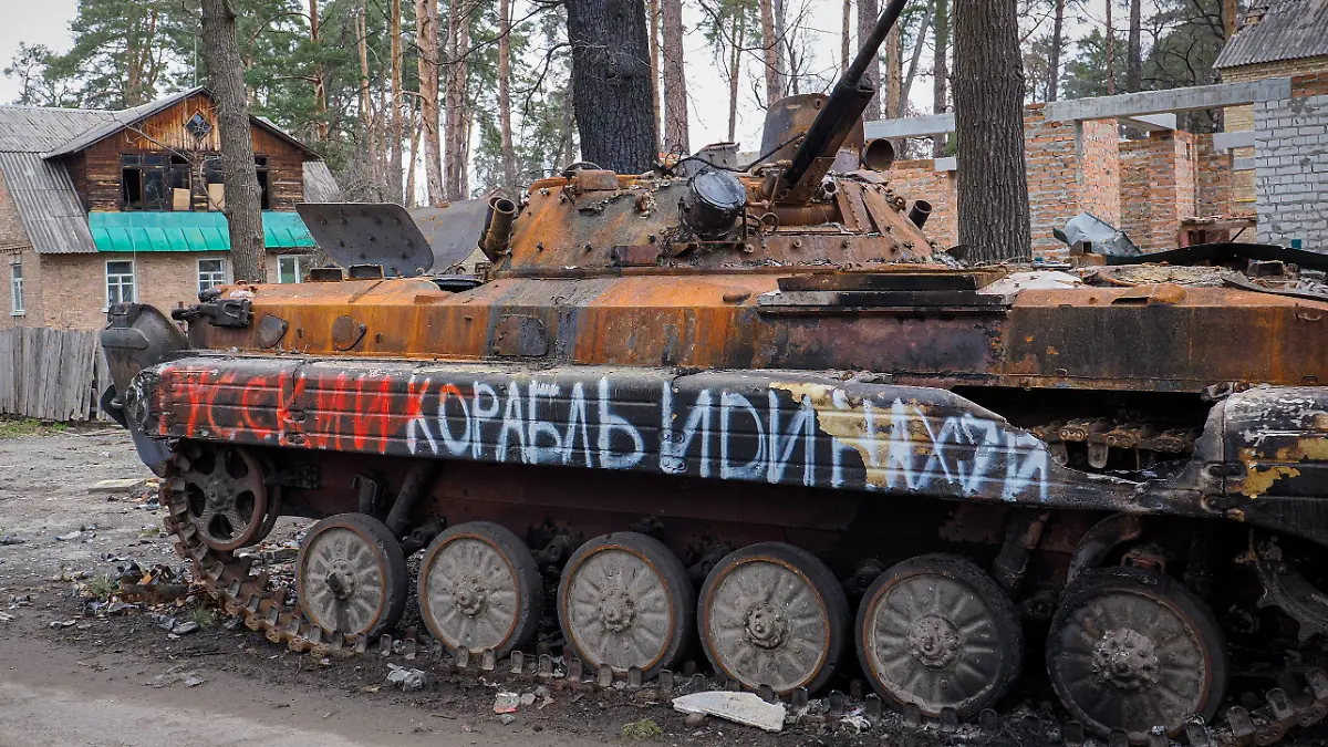 06.04.2022, Ukraine, Butscha: Ein beschädigter russischer Panzer steht in Butscha. Ukrainer dokumentieren schreckliche Gräueltaten, die von russischen Soldaten an der Zivilbevölkerung begangen wurden. Menschen, die mehrere Wochen der russischen Besatzung überlebt haben, versuchen, ein neues Leben zu beginnen. Foto: Jana Cavojska/SOPA Images via ZUMA Press Wire/dpa +++ dpa-Bildfunk +++
