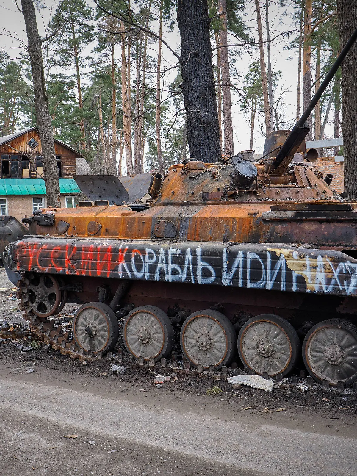 06.04.2022, Ukraine, Butscha: Ein beschädigter russischer Panzer steht in Butscha. Ukrainer dokumentieren schreckliche Gräueltaten, die von russischen Soldaten an der Zivilbevölkerung begangen wurden. Menschen, die mehrere Wochen der russischen Besatzung überlebt haben, versuchen, ein neues Leben zu beginnen. Foto: Jana Cavojska/SOPA Images via ZUMA Press Wire/dpa +++ dpa-Bildfunk +++