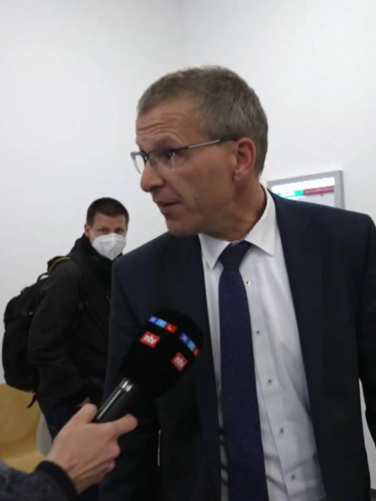 Heftige Szenen bei Gericht. Unser Reporter wird vom Anwalt der Angeklagten bei einer Nachfrage zum Urteil geschlagen und verletzt. Und damit konnte Frank Vacik wirklich nicht rechnen, dass der Anwalt plötzlich so ausrastet. Bei dem Prozess ging es um ein verstorbenes Pflegekind, das ausgerechnet von der Pflegemutter getötet worden sein sollte. Warum der Anwalt so ausrastet und wie es danach weiterging.