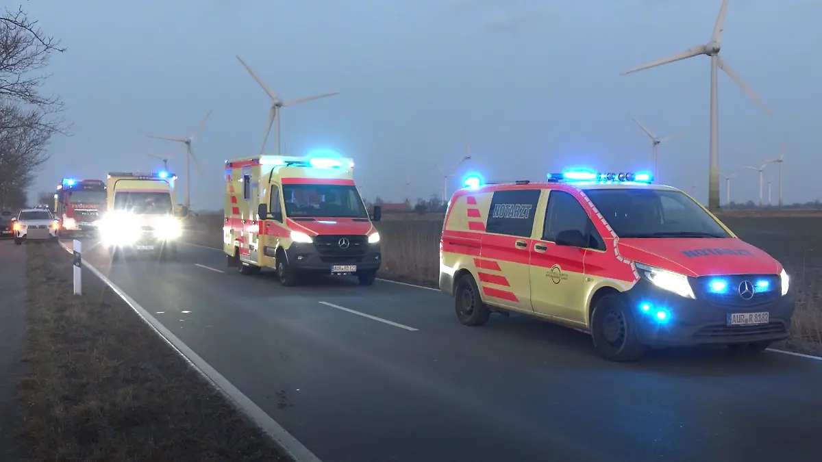 Die Retter an der Unfallstelle.