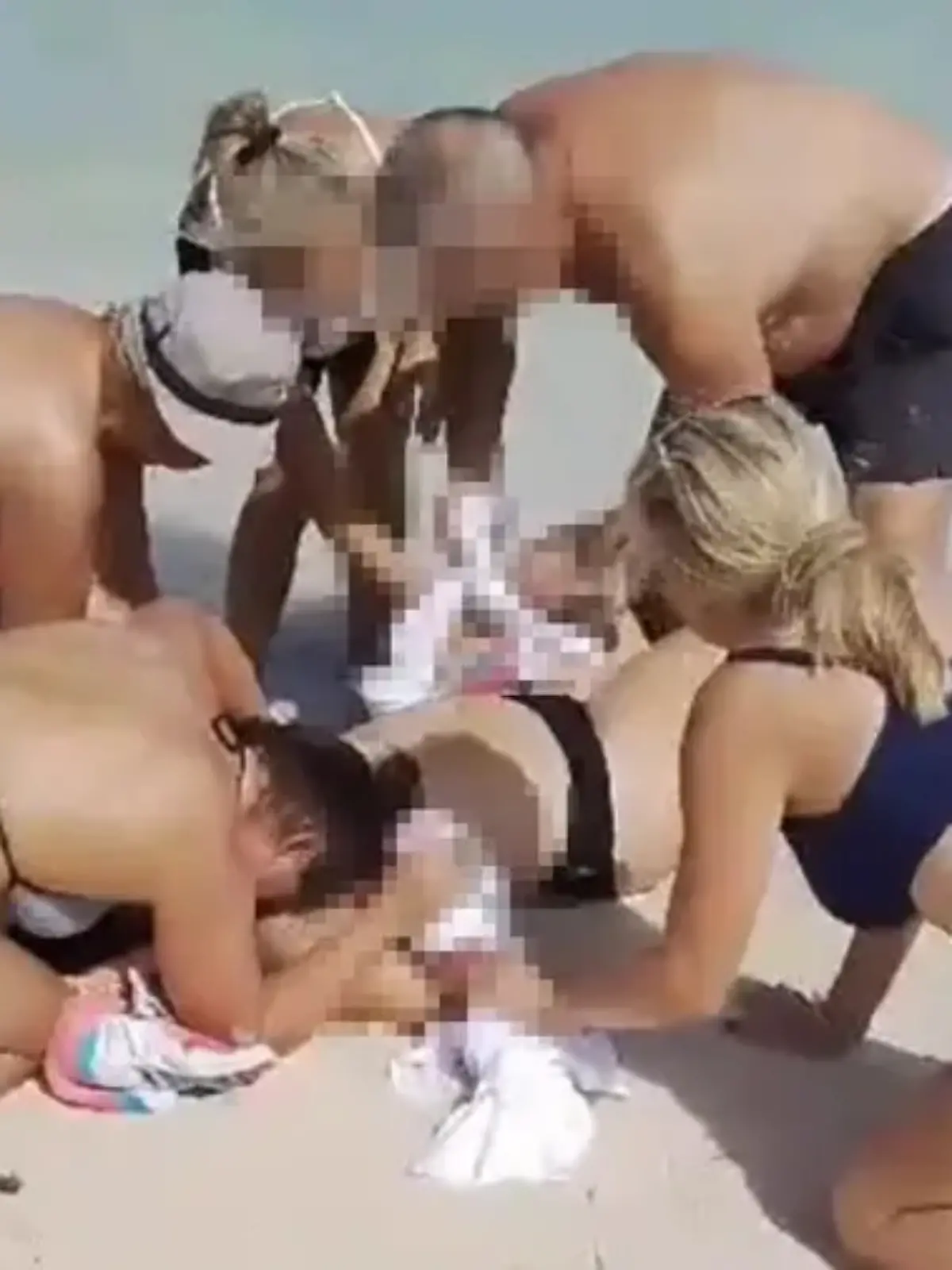 Bild zu: "Entsetzen in der Karibik! Hai reißt Frau beide Hände ab "
