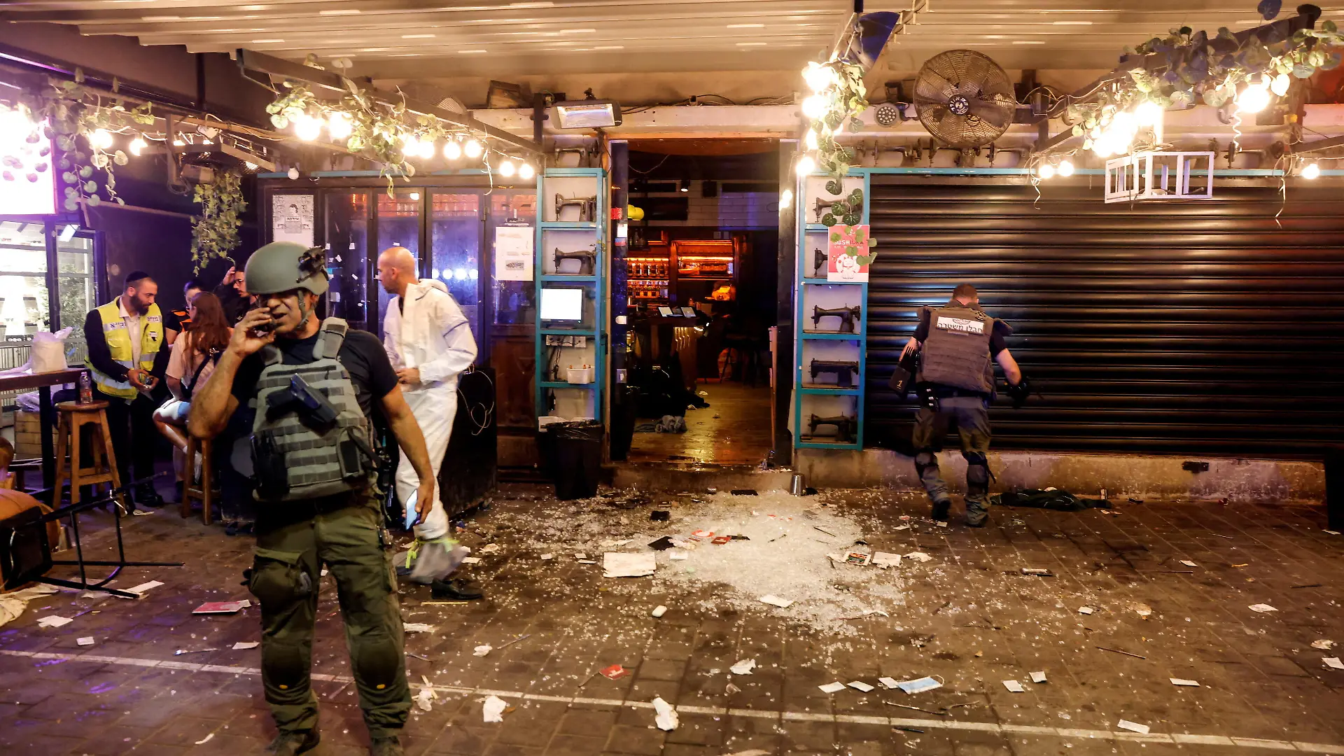 Israeli security and rescue personnels work by the entrance to a restaurant following an incident in Tel Aviv, Israel April 7, 2022. REUTERS/Moti Milrod ISRAEL OUT. NO COMMERCIAL OR EDITORIAL SALES IN ISRAEL.