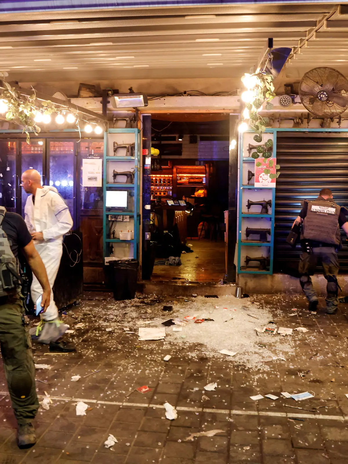 Israeli security and rescue personnels work by the entrance to a restaurant following an incident in Tel Aviv, Israel April 7, 2022. REUTERS/Moti Milrod   ISRAEL OUT. NO COMMERCIAL OR EDITORIAL SALES IN ISRAEL.