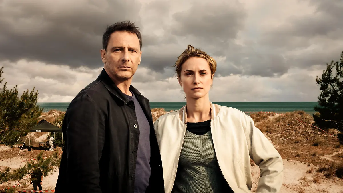 Tjark Wolf (Hendrik Duryn) und Femke Folkmer (Pia Barucki).