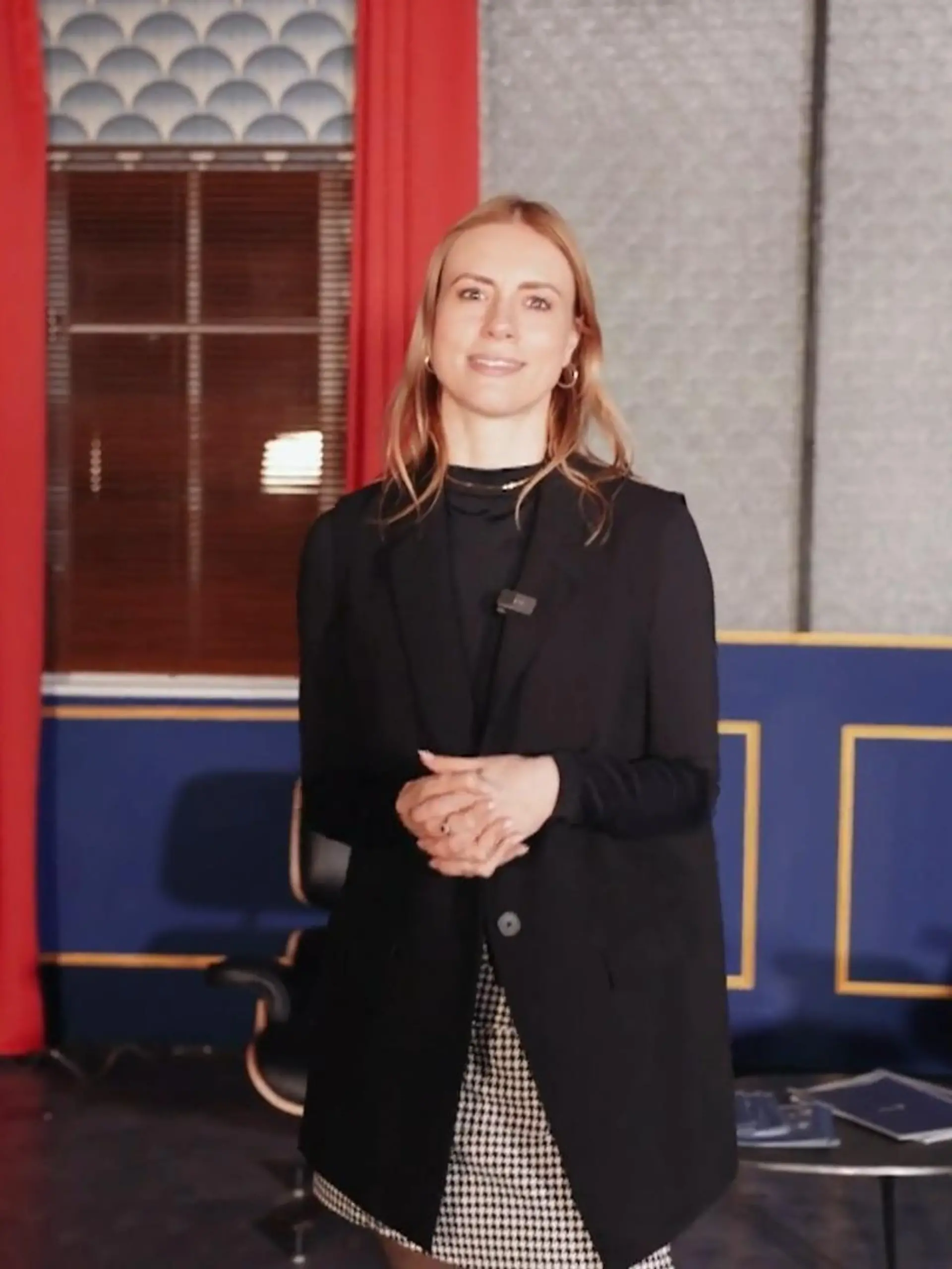 Lara Dandelion Seibert zeigt das neue GZSZ-Set. 