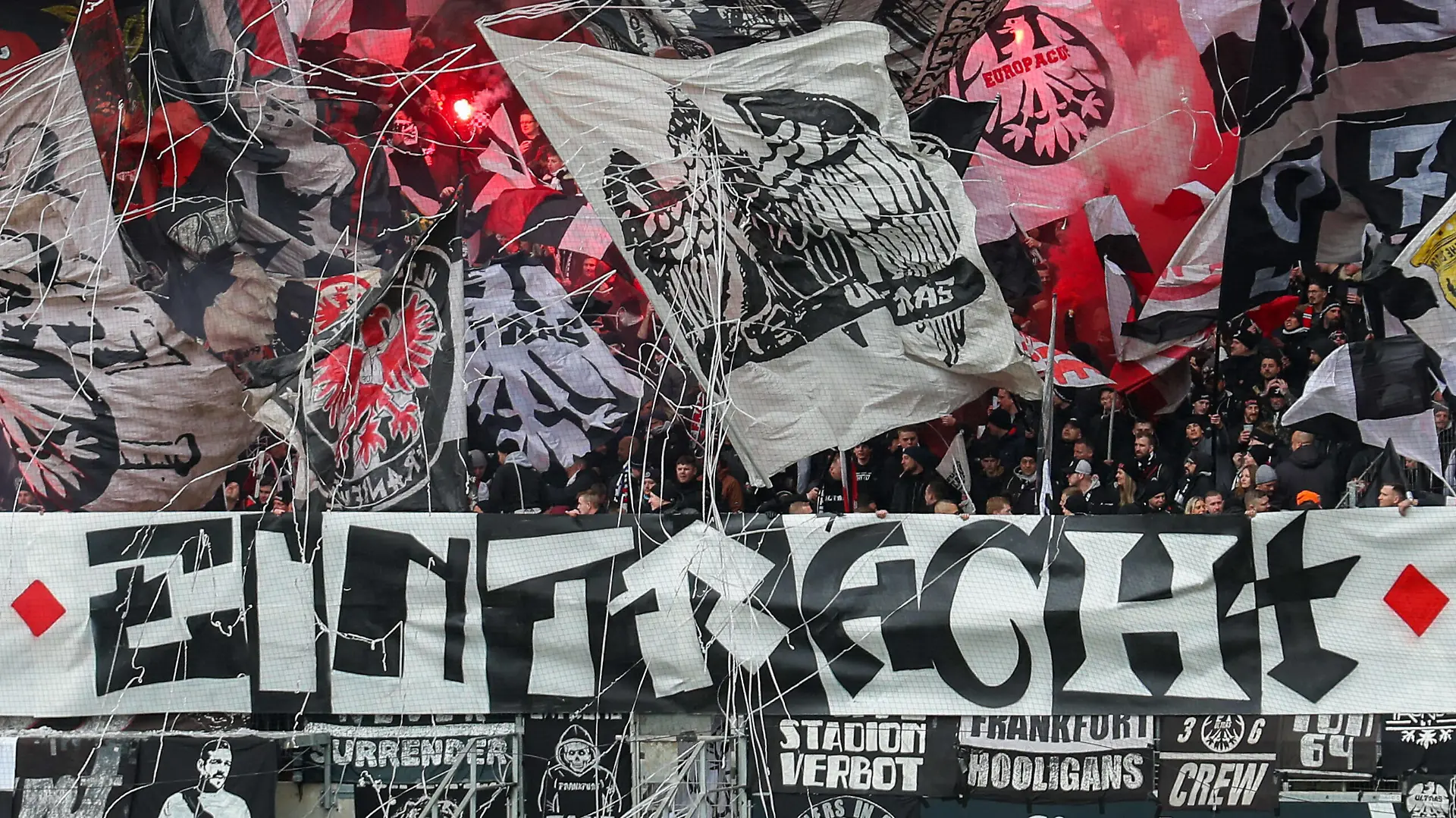 Fußball 1. Bundesliga 28. Spieltag Eintracht Frankfurt - SpVgg Greuther Fürth am 02.04.2022 im Deutsche Bank Park in Frankfurt Die Fans von Eintracht Frankfurt zünden in der Nordwestkurve Pyrotechnik und schwenken Fahnen *** Soccer 1 Bundesliga 28 Matchday Eintracht Frankfurt SpVgg Greuther Fürth on 02 04 2022 at Deutsche Bank Park in Frankfurt The fans of Eintracht Frankfurt ignite pyrotechnics and wave flags in the Nordwestkurve UR