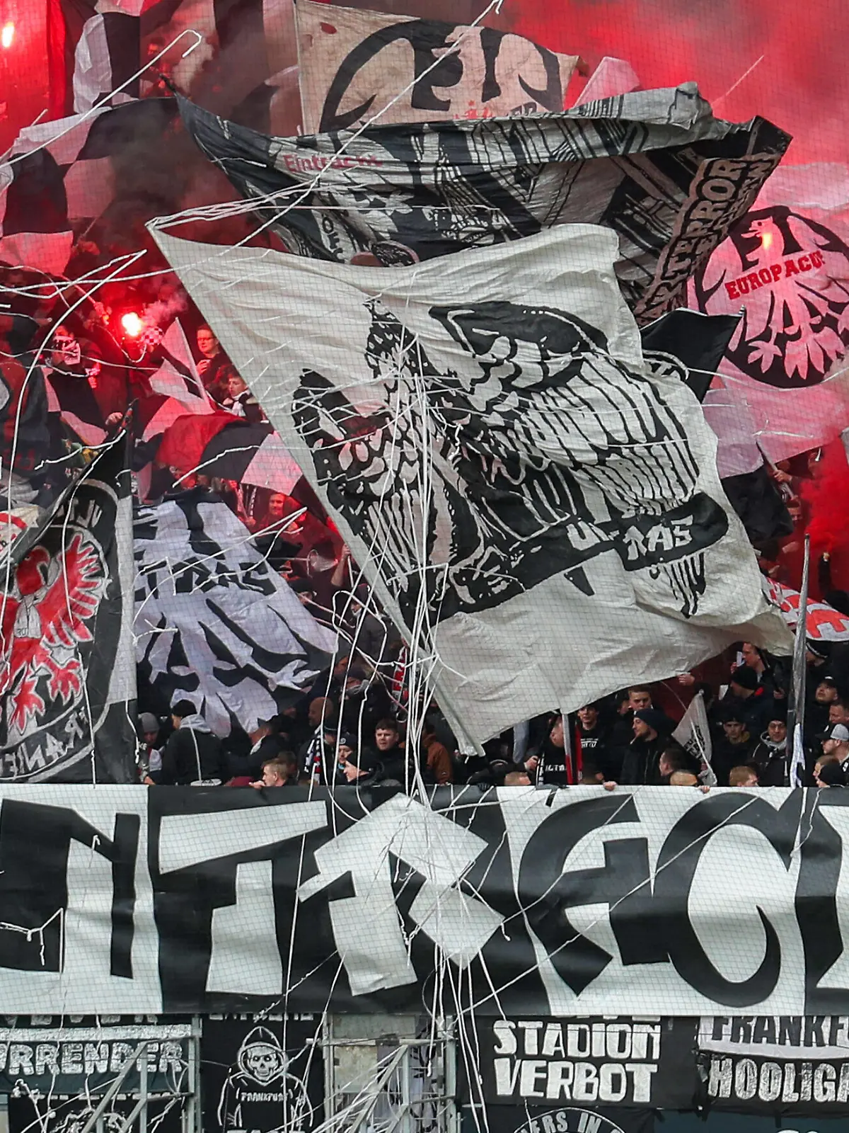  Fußball 1. Bundesliga 28. Spieltag Eintracht Frankfurt - SpVgg Greuther Fürth am 02.04.2022 im Deutsche Bank Park in Frankfurt Die Fans von Eintracht Frankfurt zünden in der Nordwestkurve Pyrotechnik und schwenken Fahnen *** Soccer 1 Bundesliga 28 Matchday Eintracht Frankfurt SpVgg Greuther Fürth on 02 04 2022 at Deutsche Bank Park in Frankfurt The fans of Eintracht Frankfurt ignite pyrotechnics and wave flags in the Nordwestkurve UR