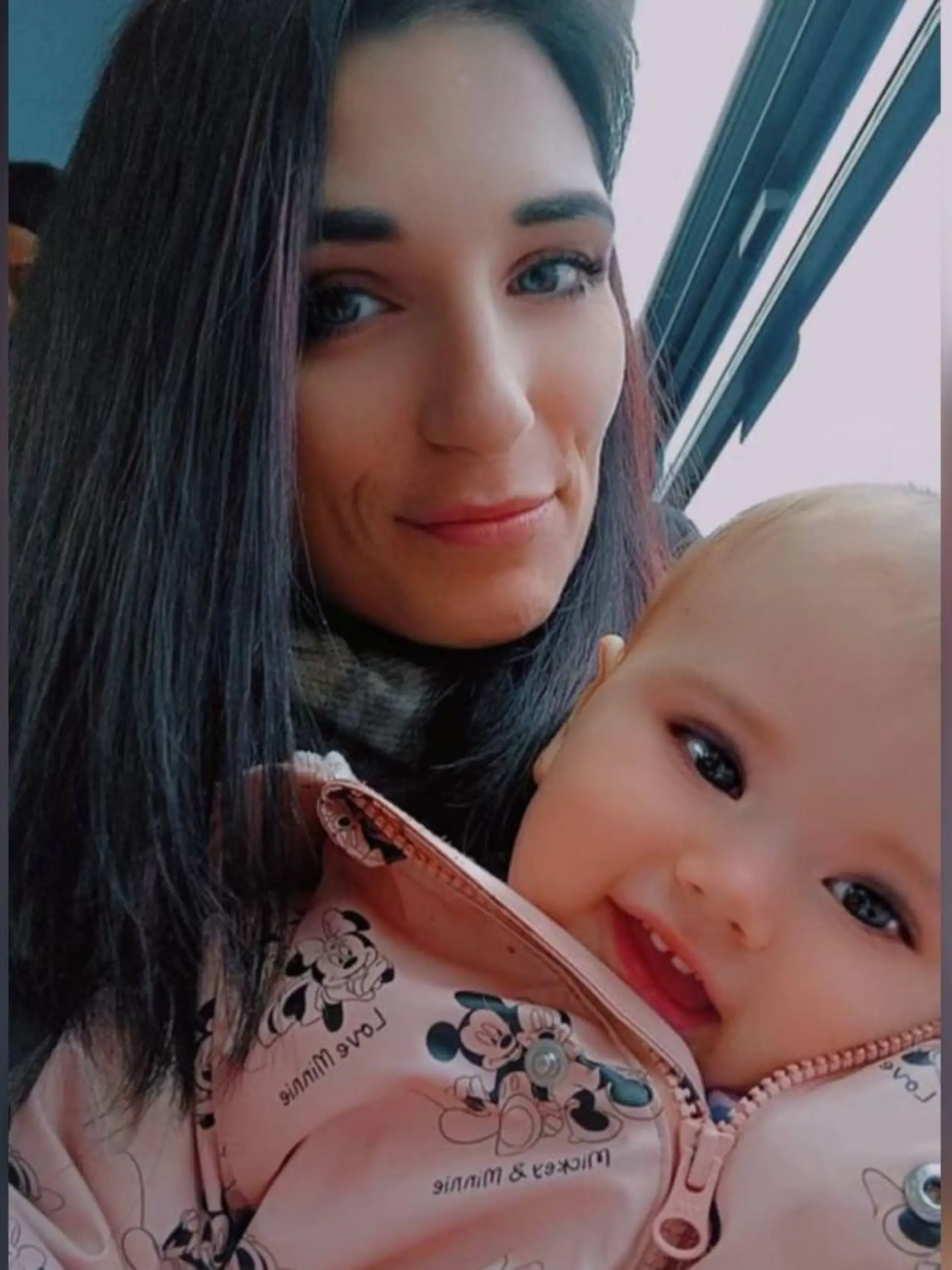 Ärzte übersehen bei Charley Jayne Law (31) Symptome, tun sie als „normale” Menstruationsbeschwerden ab. Dann folgt die Schock-Diagnose. 