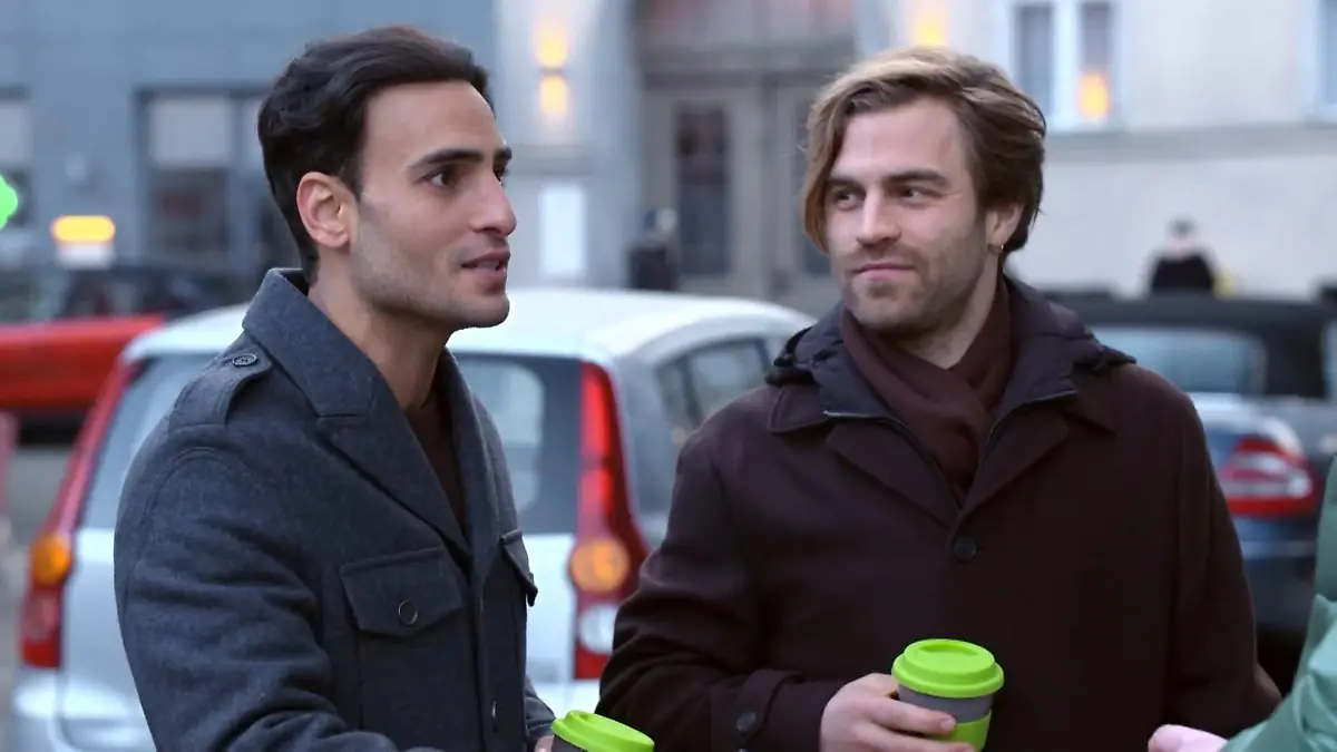 Julian will Nihat bei seiner App helfen. 