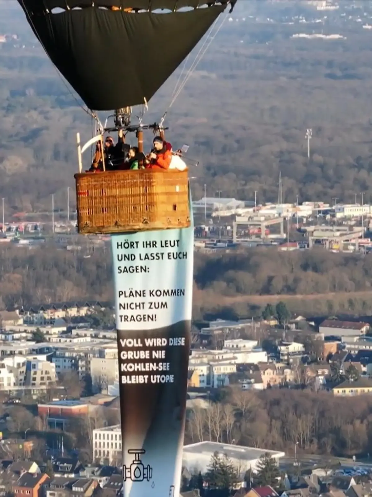 Bild zu: "Mit Heißluftballon und Bläsern – Protest gegen Tagebauseen"