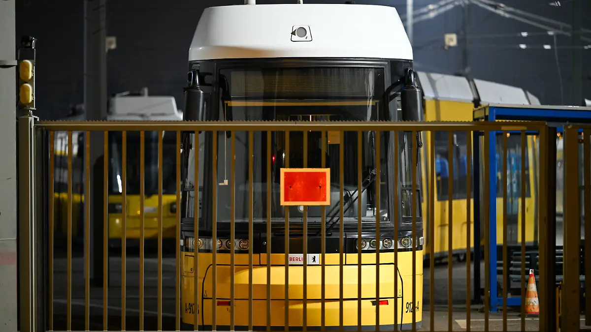 Berlin: Straßenbahnen stehen während des Warnstreiks der Gewerkschaft Verdi bei den Berliner Verkehrsbetrieben (BVG) auf dem Betriebshof Lichtenberg hinter einem verschlossenen Tor.