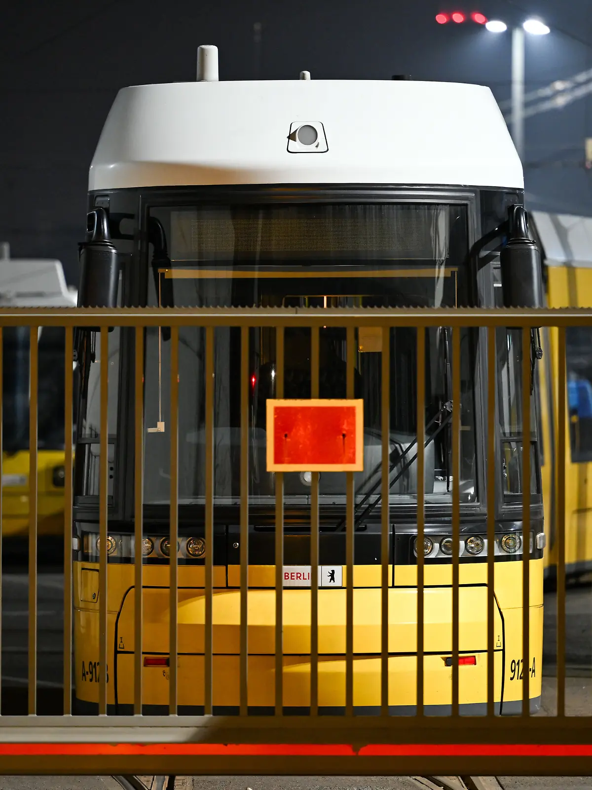 Berlin: Straßenbahnen stehen während des Warnstreiks der Gewerkschaft Verdi bei den Berliner Verkehrsbetrieben (BVG) auf dem Betriebshof Lichtenberg hinter einem verschlossenen Tor.