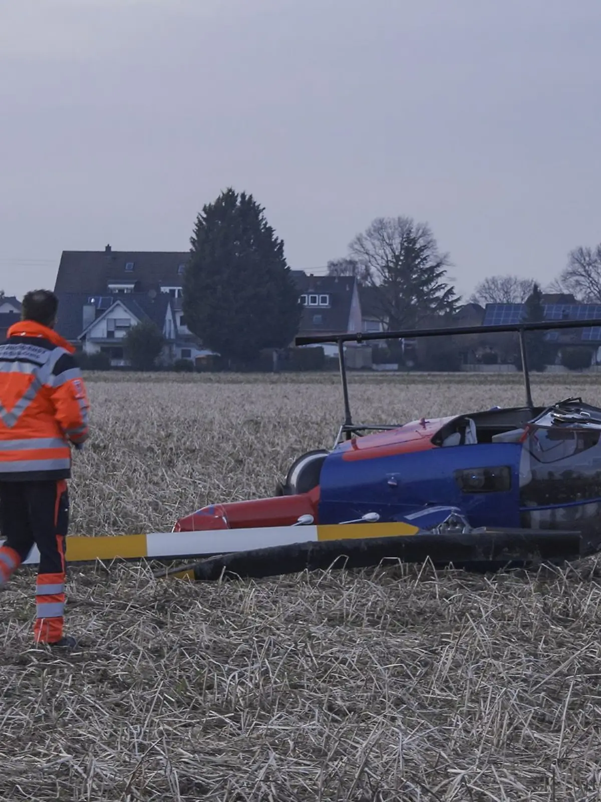 Bild zu: "Hubschrauber stürzt auf Acker ab"