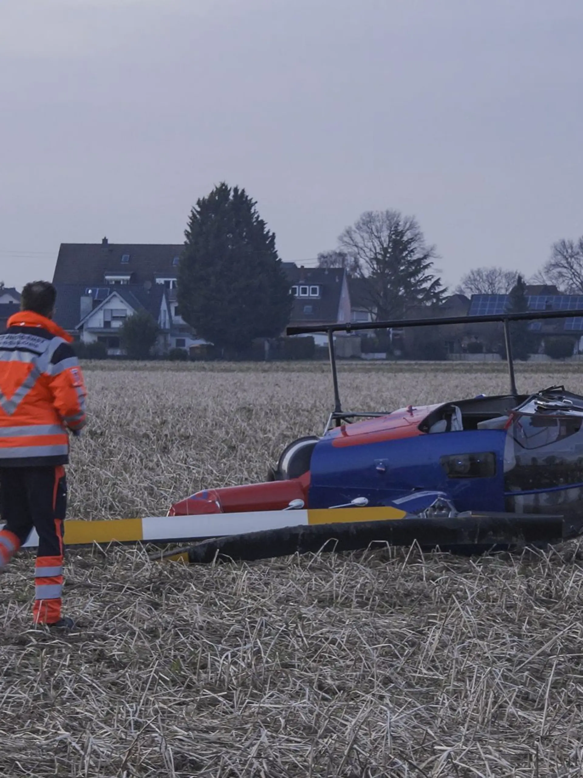 Bild zu: "Hubschrauber stürzt auf Acker ab"