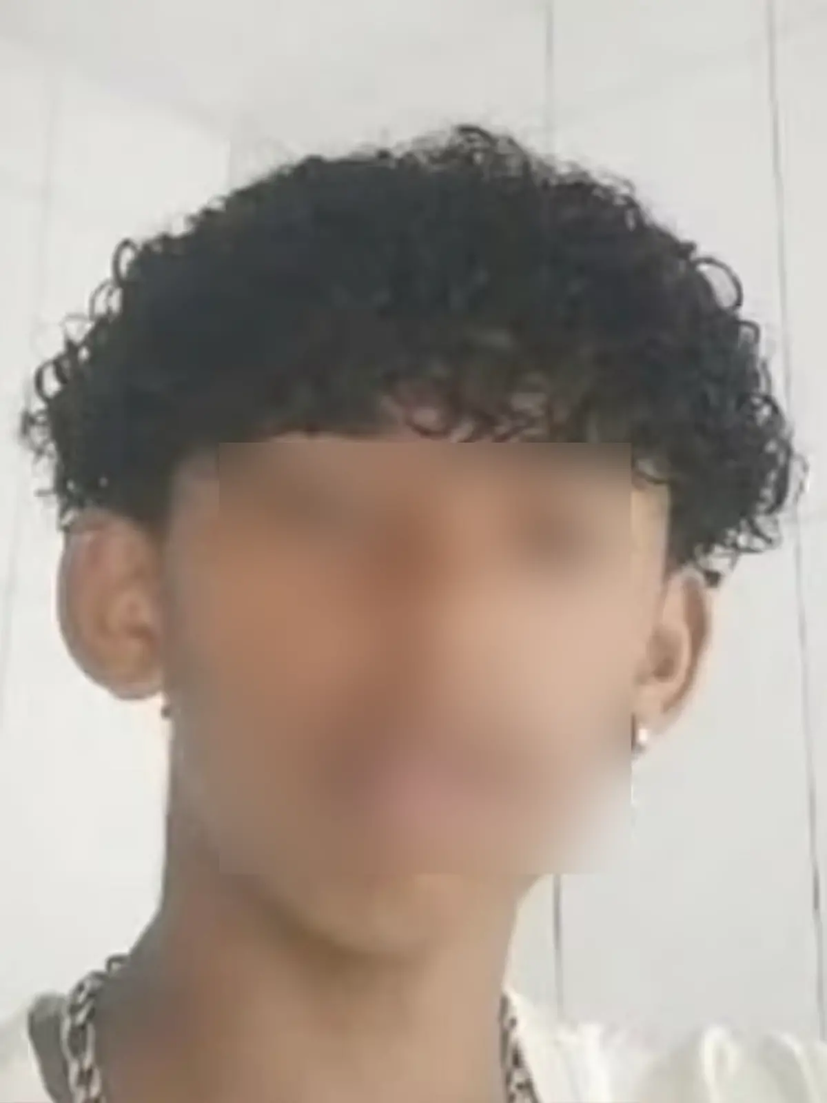 David (14) spritzt sich Schmetterlingsreste.