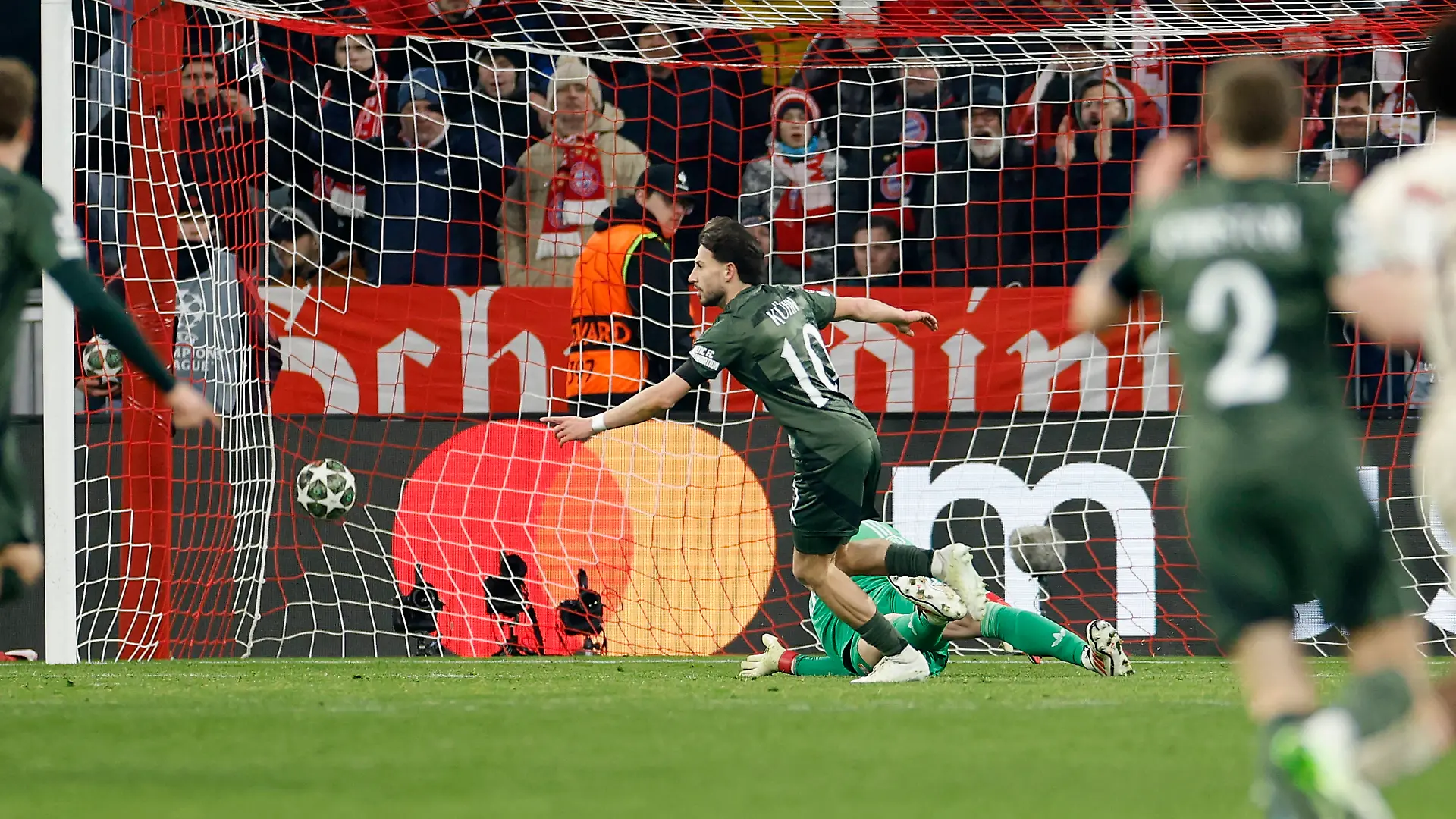 Nicolas Kühn dreht nach seinem Tor zum 1:0 gegen den FC Bayern jubelnd ab.