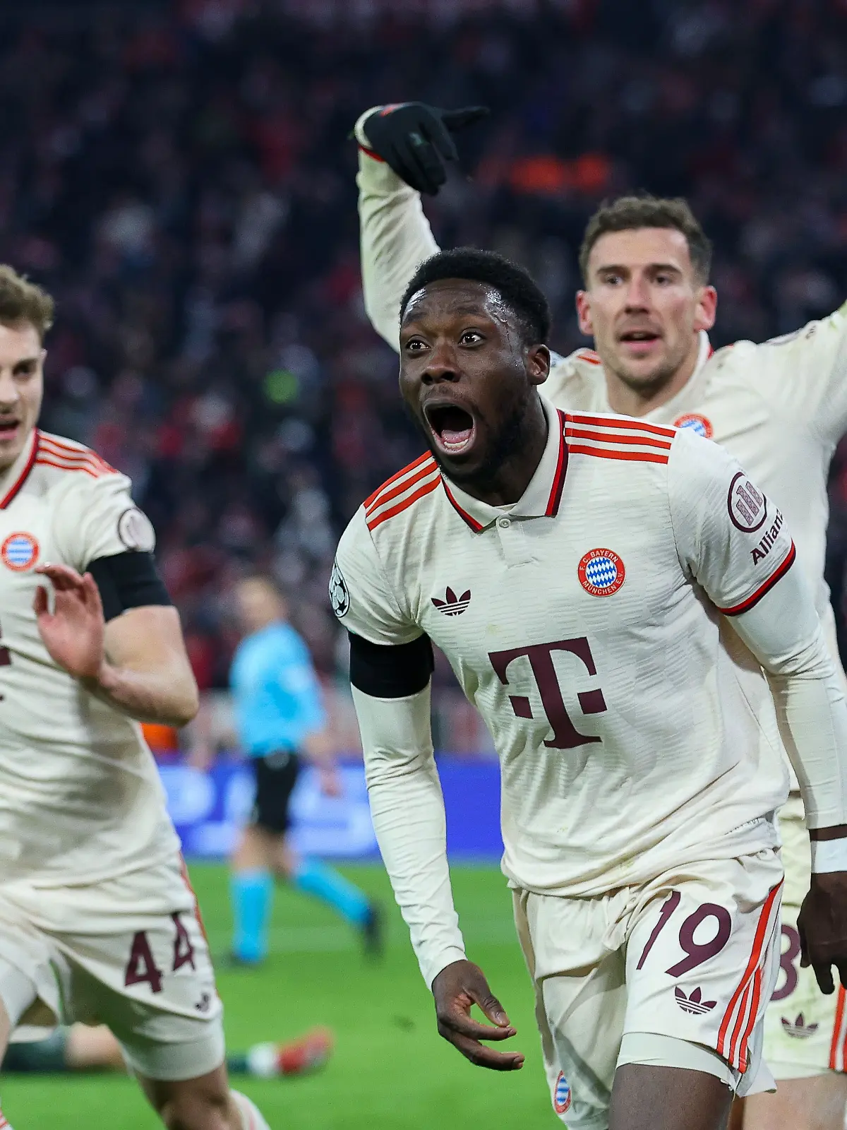 Alphonso Davies bejubelt seinen Lasst-Minute-Ausgleich.