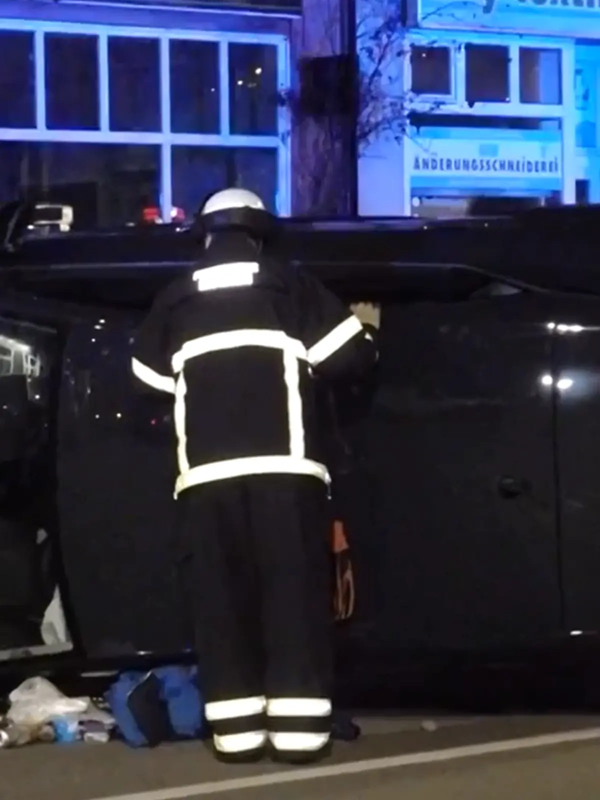 Ein Auto liegt auf der Seite. 