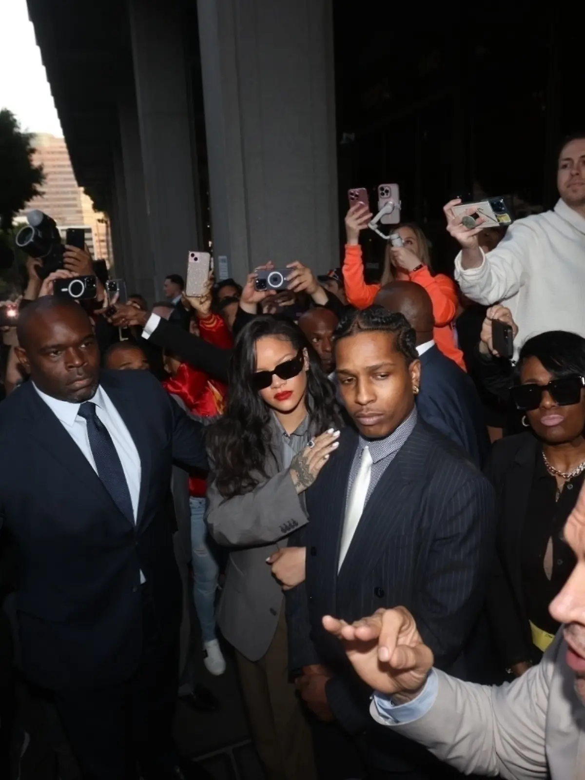 Nach dem Freispruch verlassen Rapper A$AP Rocky und Sängerin Rihanna gemeinsam das Gericht.
