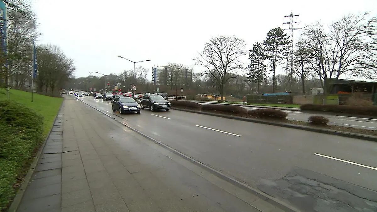 Wer zahlt bei Autoschäden durch Schlaglöcher? Straßen wie Mondlandschaften