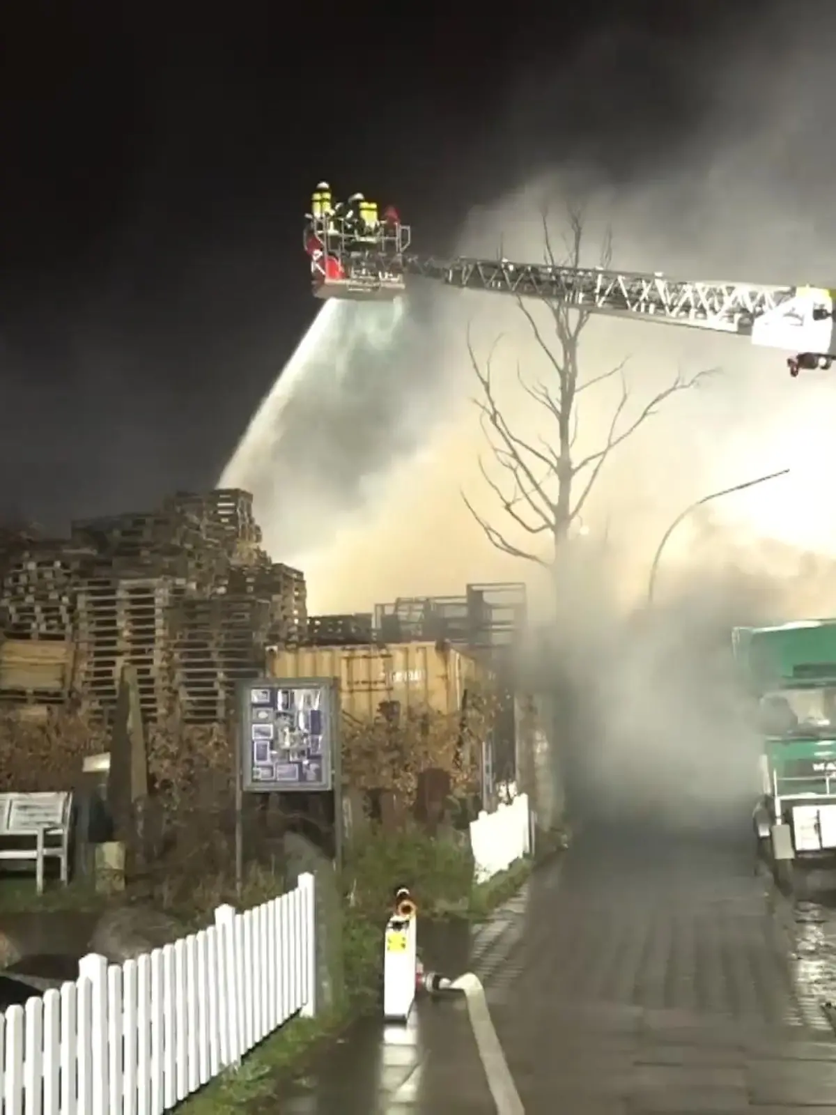 Am Mittwochabend bricht ein Brand in einer Lagerhalle in Hamburg-Bahrenfeld aus.