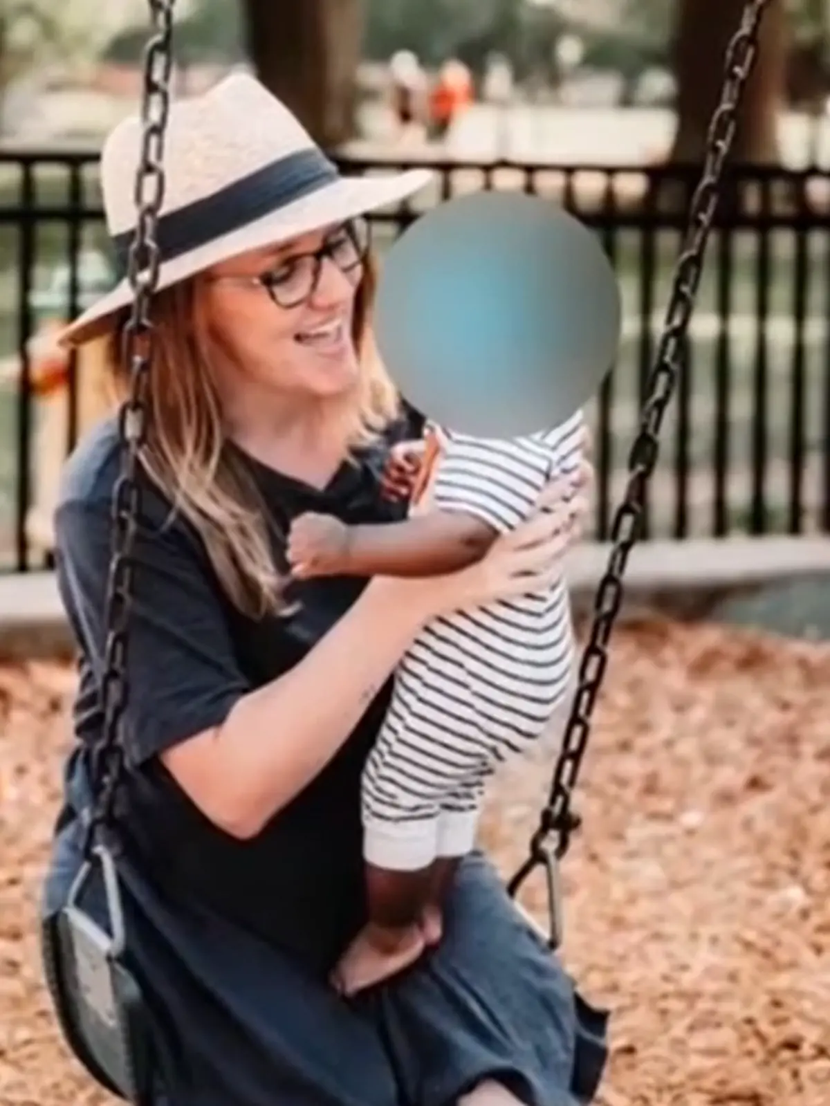 Krystena Murray mit dem Baby, von dem sie glaubte, es sei ihres. 