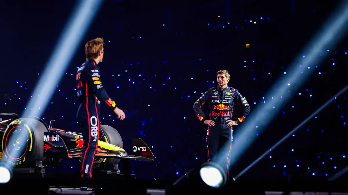 Das Team Red Bull mit Liam Lawson (l) und Weltmeister Max Verstappen bei der Teampräsentation zur Saison 2024/25 in London. 
