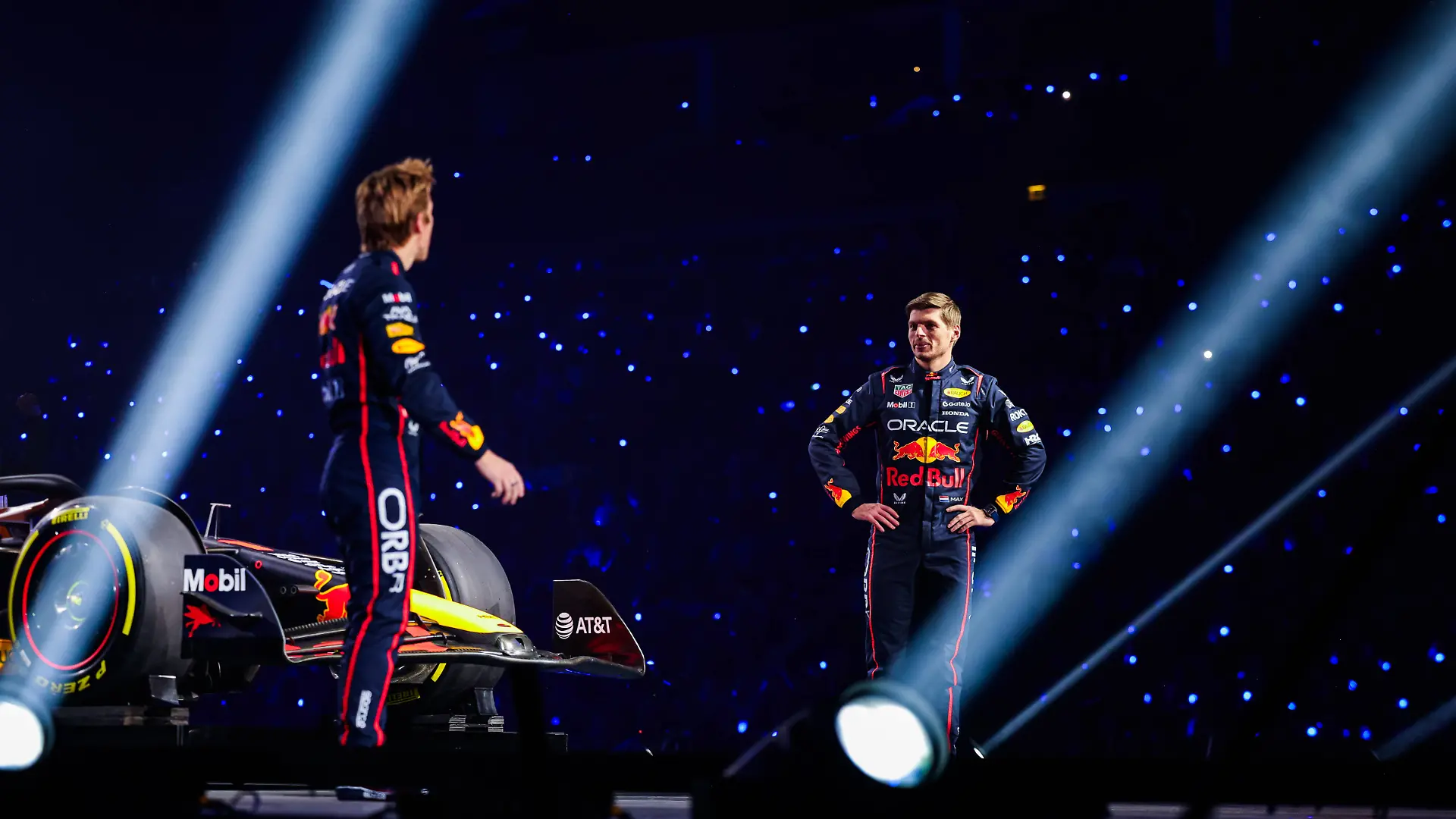 Das Team Red Bull mit Liam Lawson (l) und Weltmeister Max Verstappen bei der Teampräsentation zur Saison 2024/25 in London. 