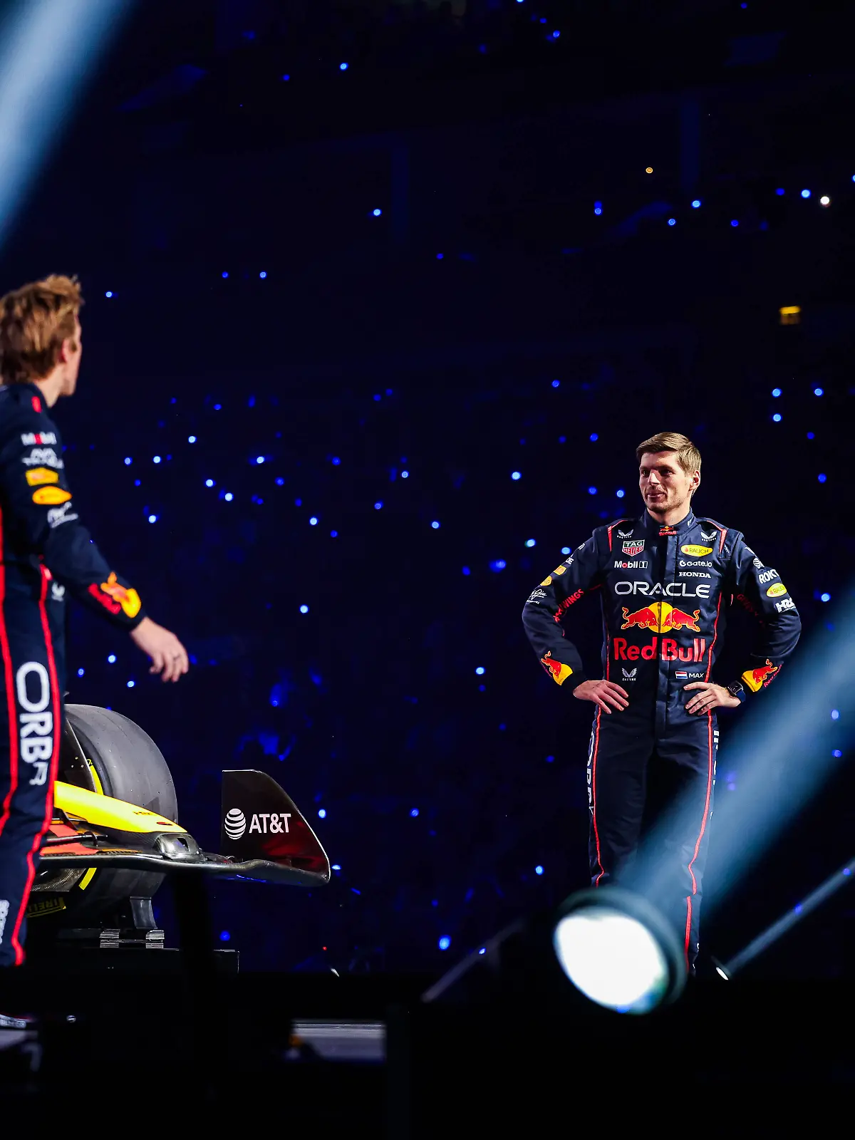 Das Team Red Bull mit Liam Lawson (l) und Weltmeister Max Verstappen bei der Teampräsentation zur Saison 2024/25 in London. 