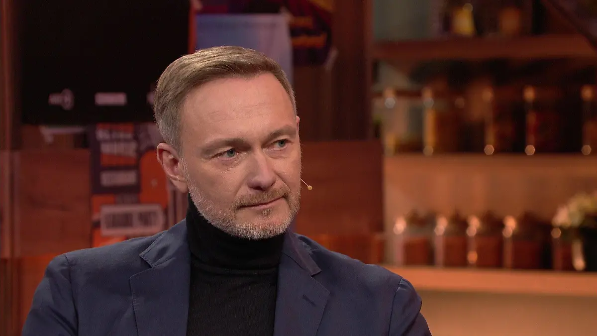 Christian Lindner teilt bei Stefan Raab gegen Die Linke aus FDP-Chef zu Scherzen aufgelegt