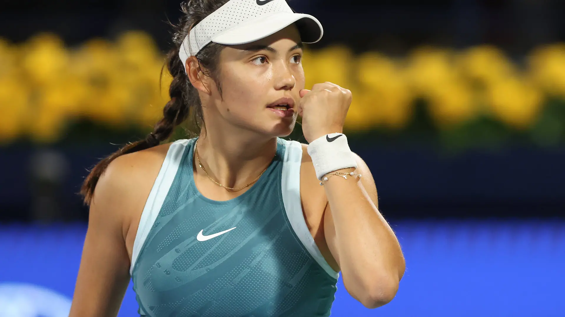 Emma Raducanu ballt die Faust beim Dubai Duty Free Tennis Championships 2025