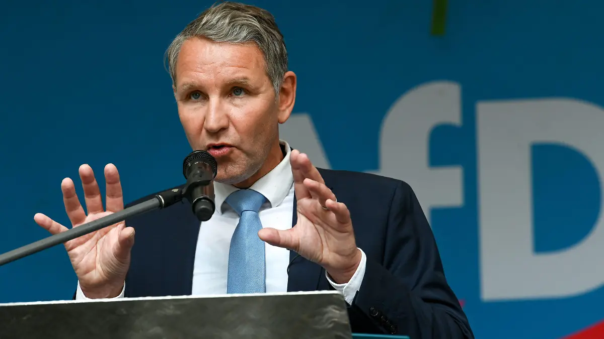 17.06.2023, Thürigen, Mödlareuth: Björn Höcke, Landessprecher und Fraktionsvorsitzender der AfD in Thüringen, spricht auf einer Kundgebung am 70. Jahrestag des Volksaufstandes in der DDR. Die AfD-Landesverbände von Thüringen und Bayern veranstalteten zum 70. Jahrestages des Volksaufstandes am 17. Juni 1953 eine gemeinsame Kundgebung. An der ehemaligen innerdeutschen Grenze bei Mödlareuth versammelten sich hunderte AfD-Anhänger. Foto: Heiko Rebsch/dpa +++ dpa-Bildfunk +++