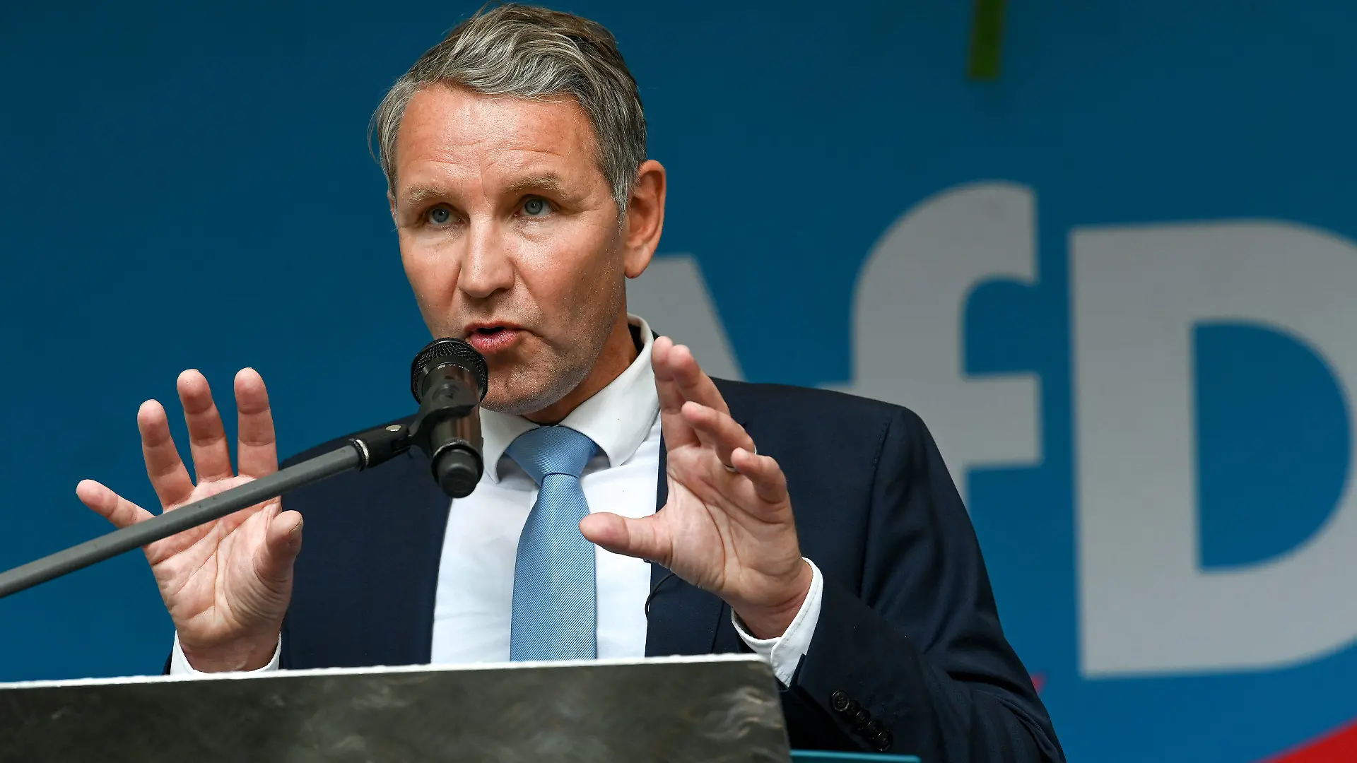 17.06.2023, Thürigen, Mödlareuth: Björn Höcke, Landessprecher und Fraktionsvorsitzender der AfD in Thüringen, spricht auf einer Kundgebung am 70. Jahrestag des Volksaufstandes in der DDR. Die AfD-Landesverbände von Thüringen und Bayern veranstalteten zum 70. Jahrestages des Volksaufstandes am 17. Juni 1953 eine gemeinsame Kundgebung. An der ehemaligen innerdeutschen Grenze bei Mödlareuth versammelten sich hunderte AfD-Anhänger. Foto: Heiko Rebsch/dpa +++ dpa-Bildfunk +++