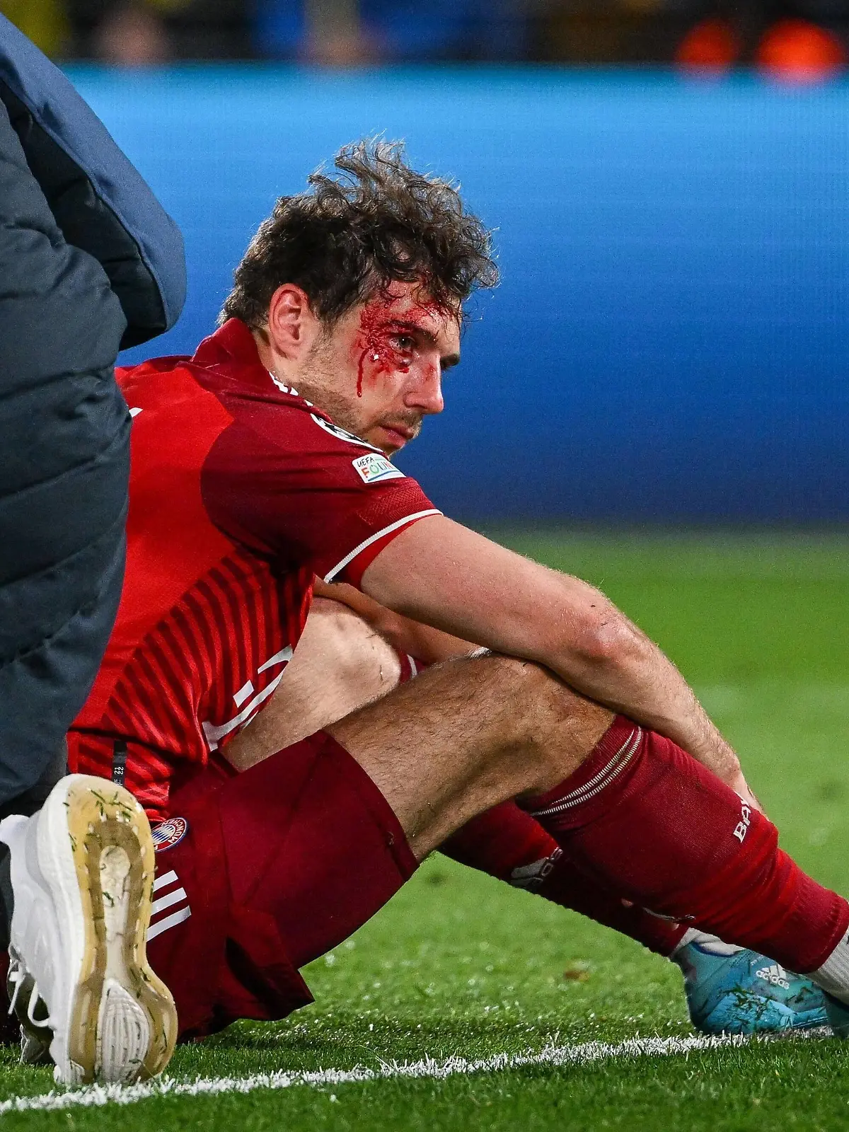 Leon Goretzka 8 öFC Bayern Muenchen verletzt am Boden, FC Villarreal vs. FC Bayern Muenchen, Champions League, Viertelfinale Hinspiel, 06.04.2022 Villarreal Villarreal Spanien *** Leon Goretzka 8 ö FC Bayern Muenchen injured on the ground, FC Villarreal vs FC Bayern Muenchen, Champions League, quarterfinals first leg, 06 04 2022 Villarreal Villarreal Spain Copyright: xkolbert-press/MarcxNiemeyerx 