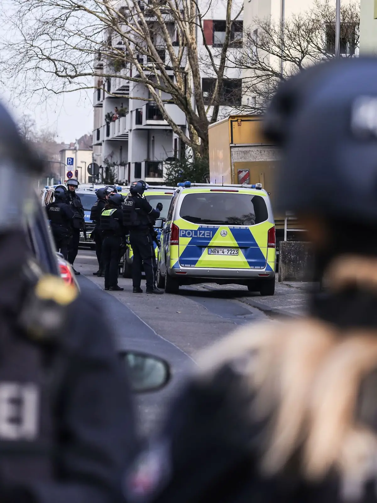 Bild zu: "Bewaffneter Mann schießt auf Ladenbesitzer – Täter flüchtig"