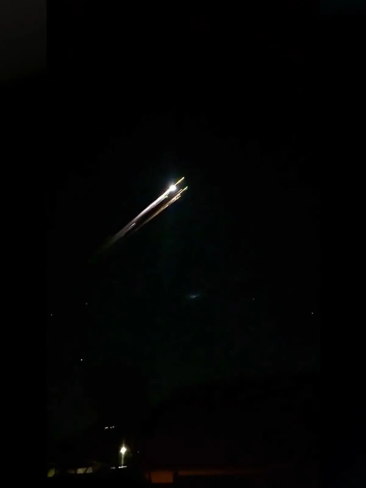 Bild zu: "Weltraumschrott stürzt spektakulär ab"