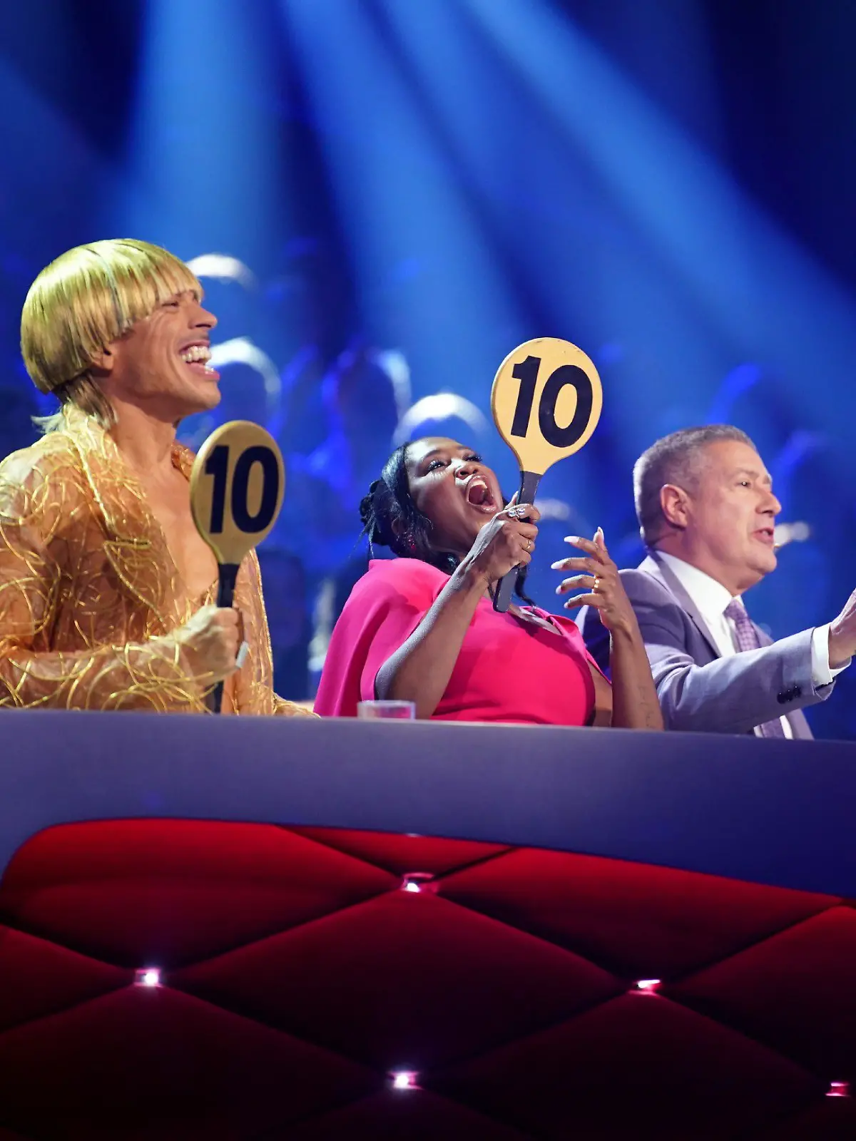Die Jury mit Jorge González (l.), Motsi Mabuse und Joachim Llambi vergibt 30 Punkte für den Slowfox von Anna Ermakova und Valentin Lusin.

Die Verwendung des sendungsbezogenen Materials ist nur mit dem Hinweis und Verlinkung auf RTL+ gestattet.