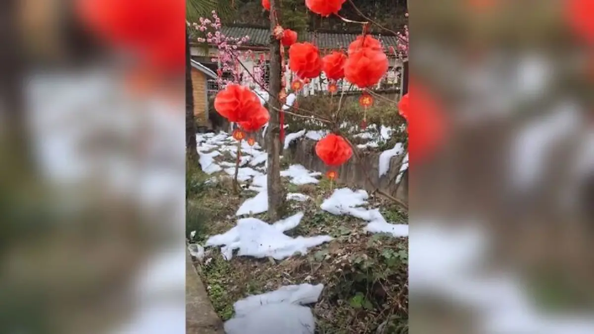 Der Fake-Schnee sieht täuschend echt aus.